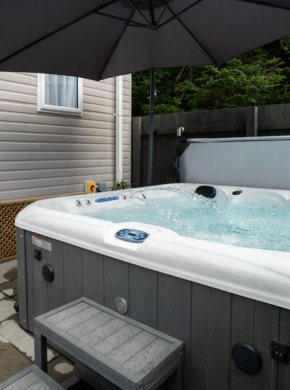 Woodside Hot Tub Retreat